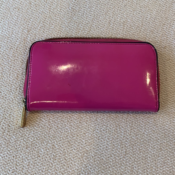 Tory Burch wallet zipper has no pull other then that it in Guc. Minor scratch - Picture 2 of 6